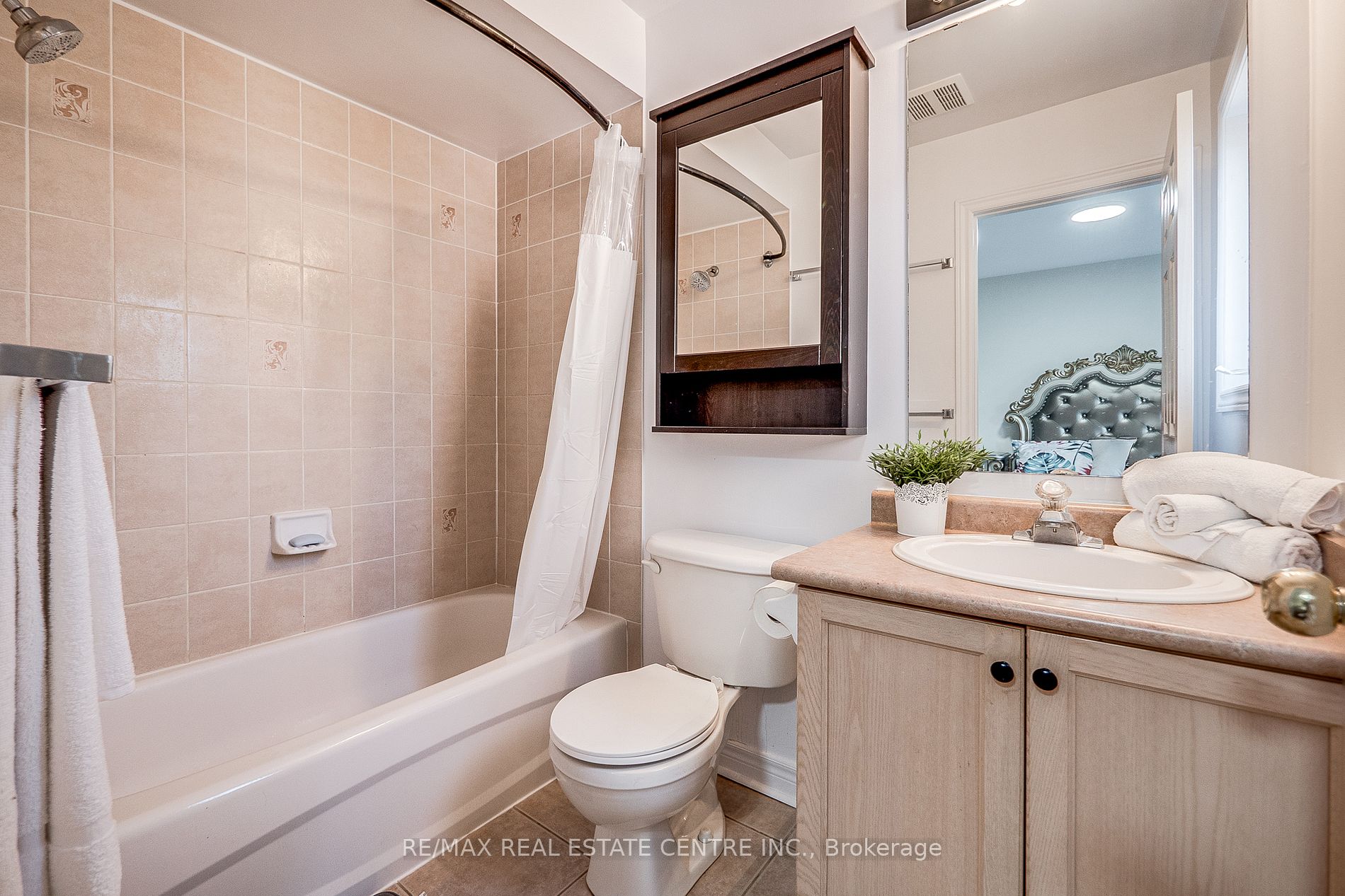 118 Mowat Cres