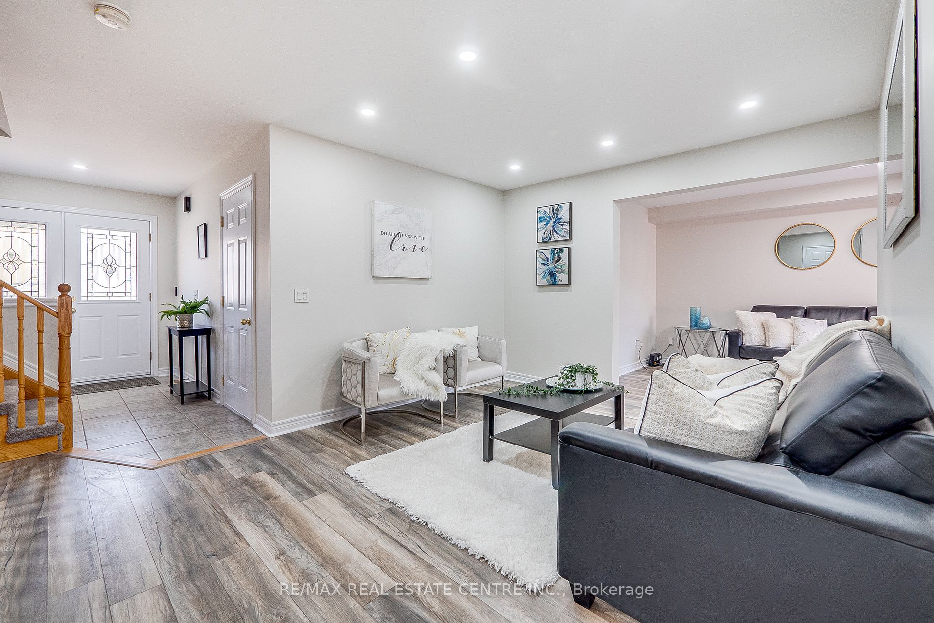 118 Mowat Cres