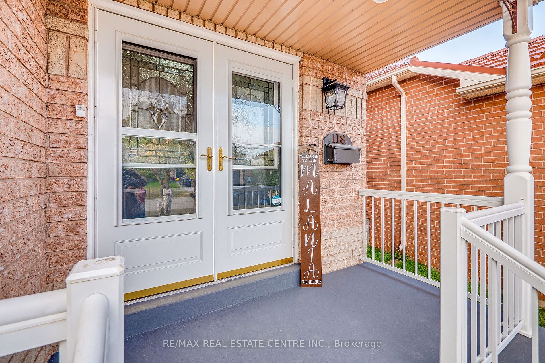 118 Mowat Cres