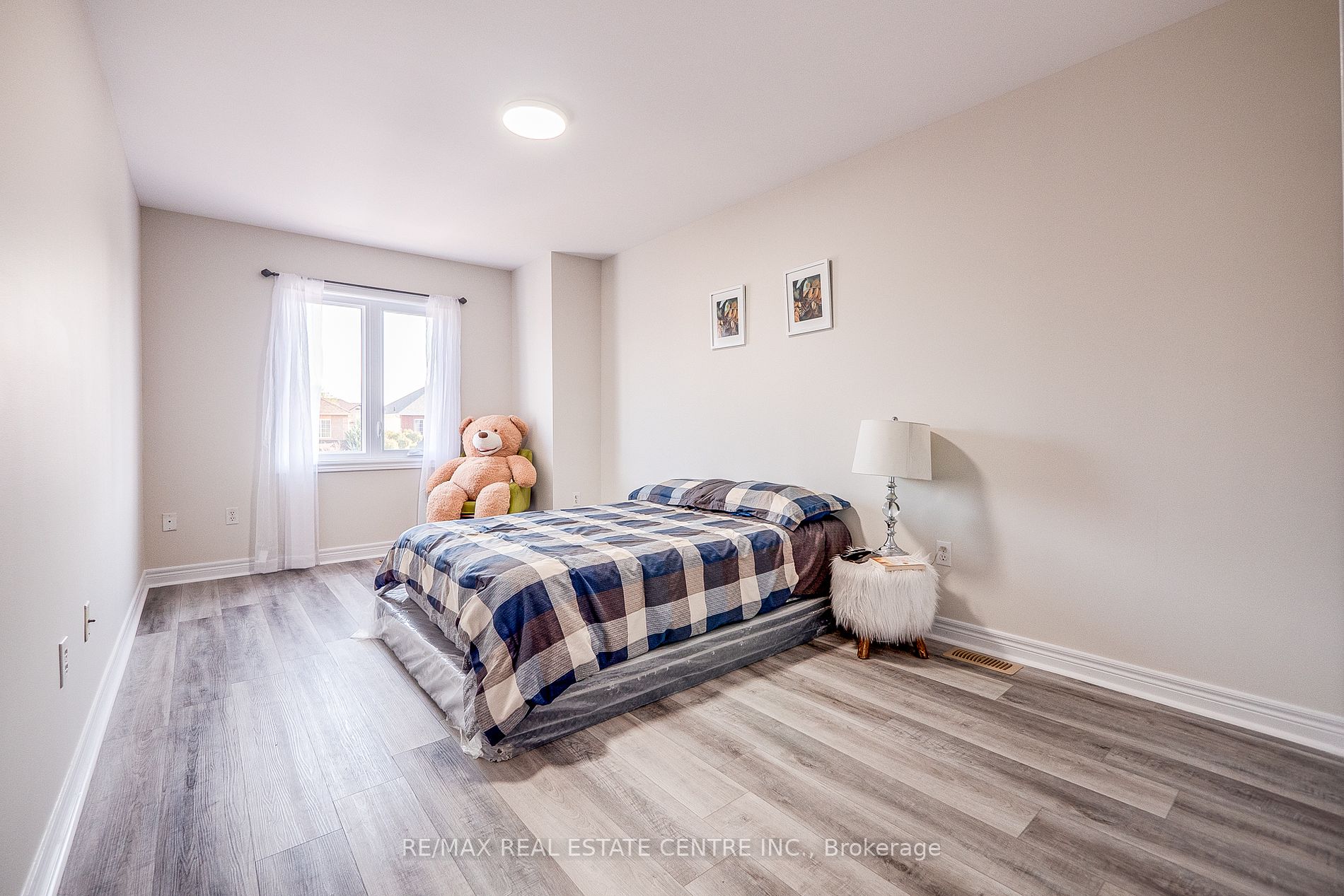 118 Mowat Cres