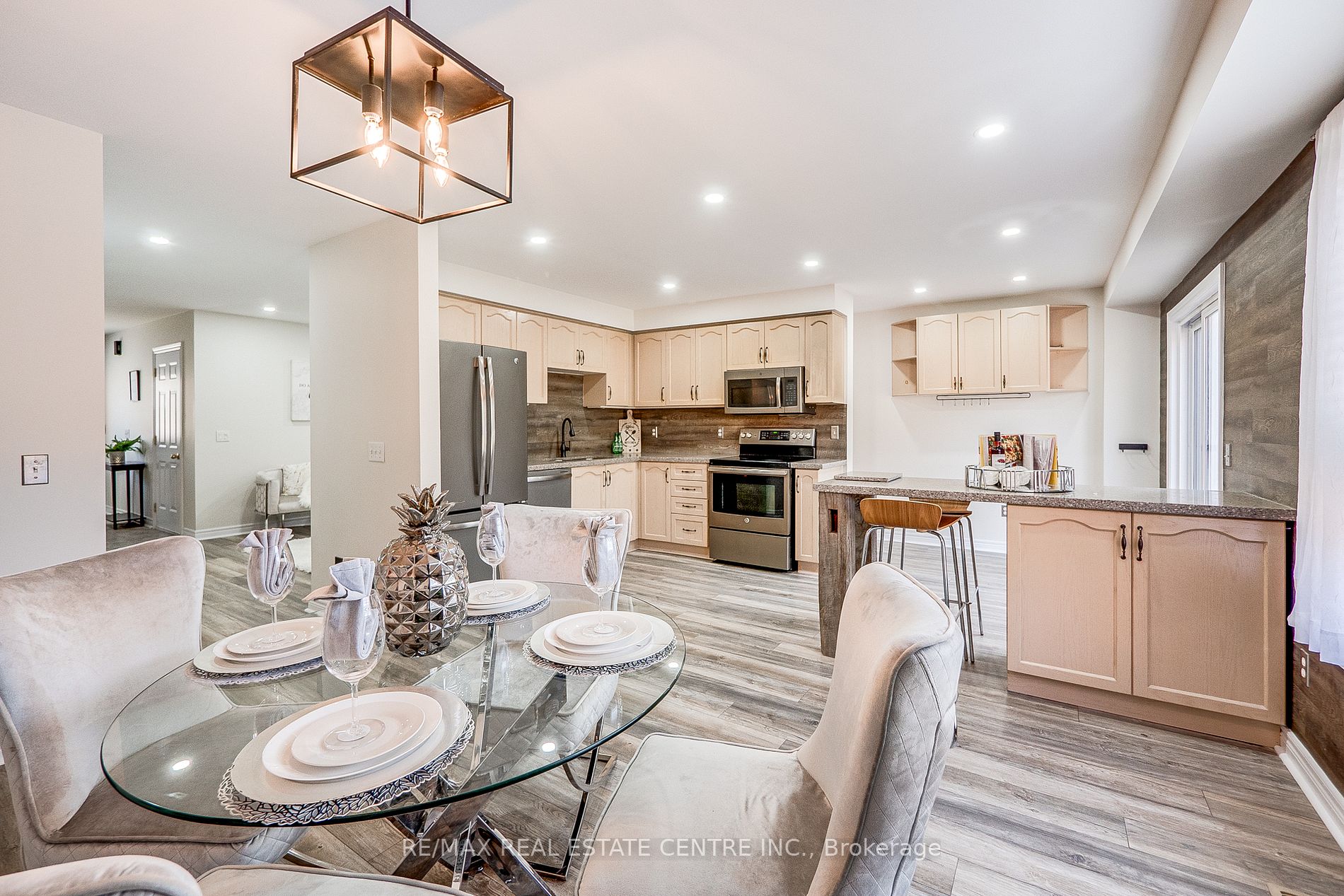 118 Mowat Cres