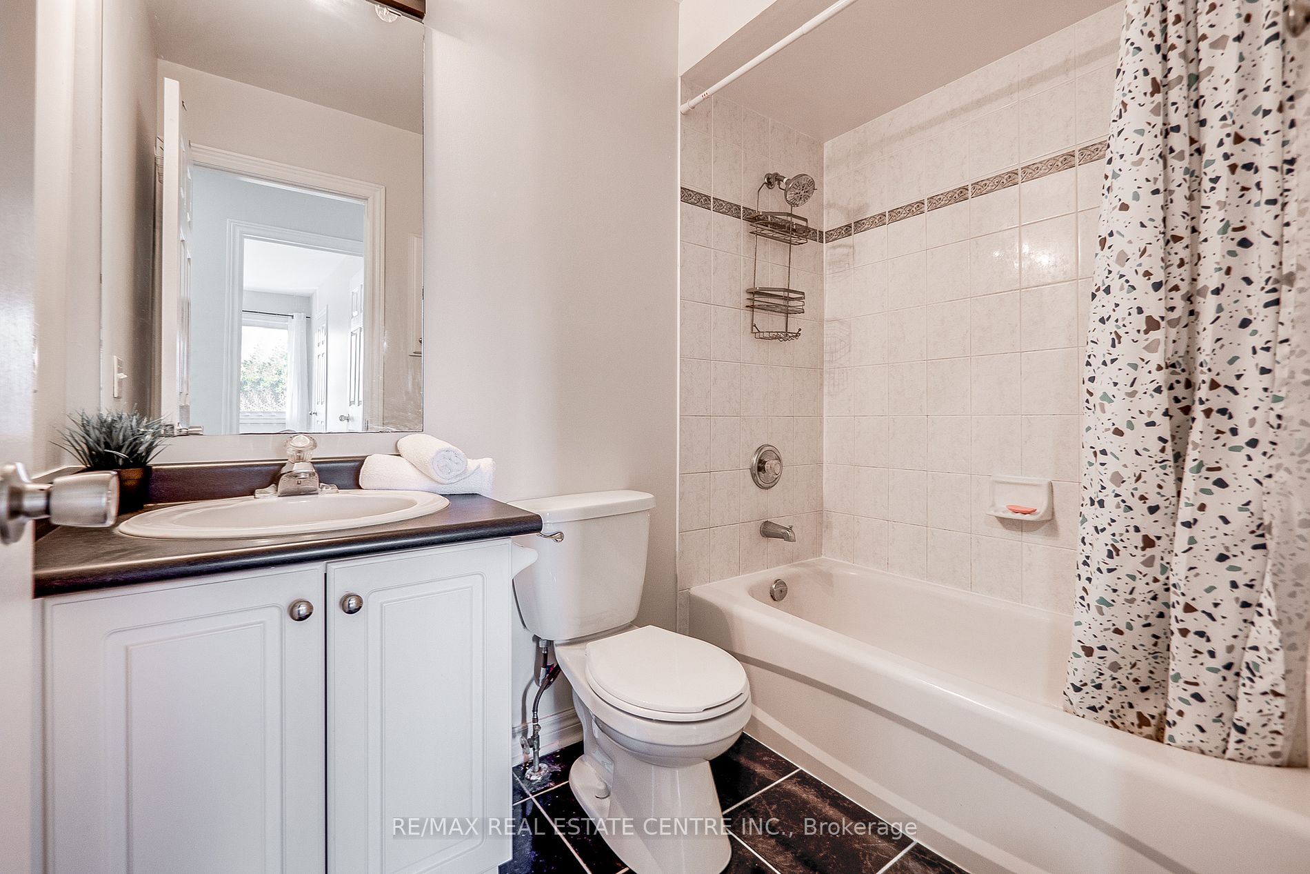 118 Mowat Cres