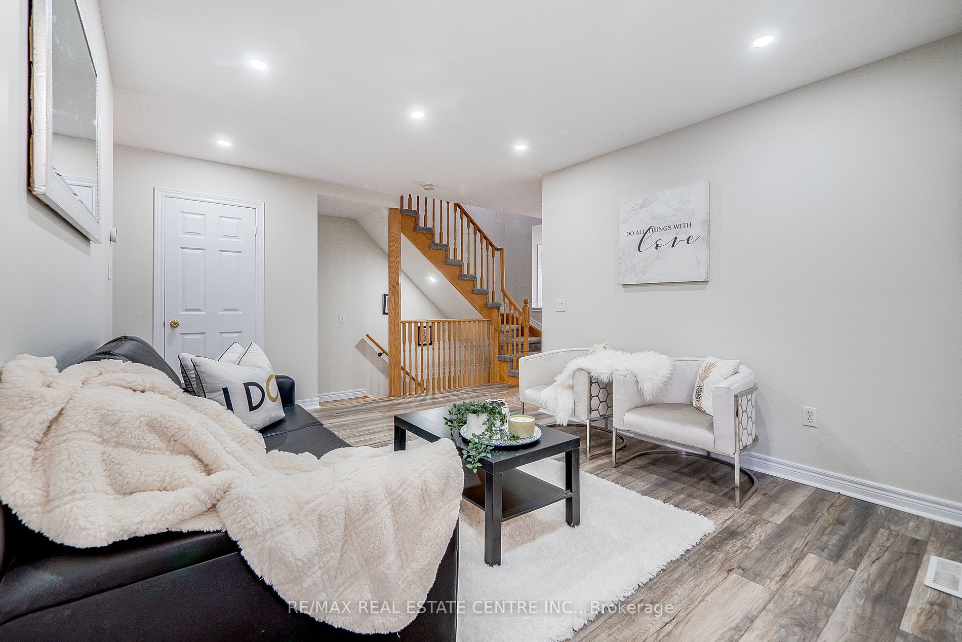 118 Mowat Cres
