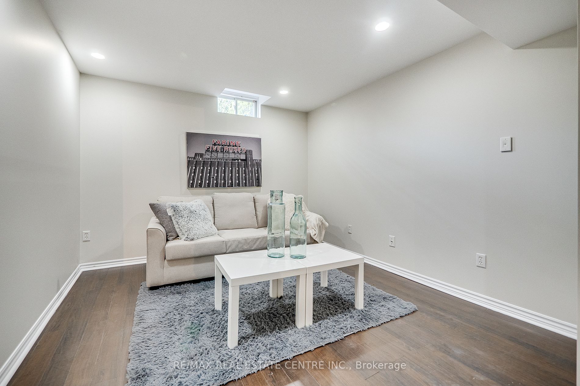 118 Mowat Cres