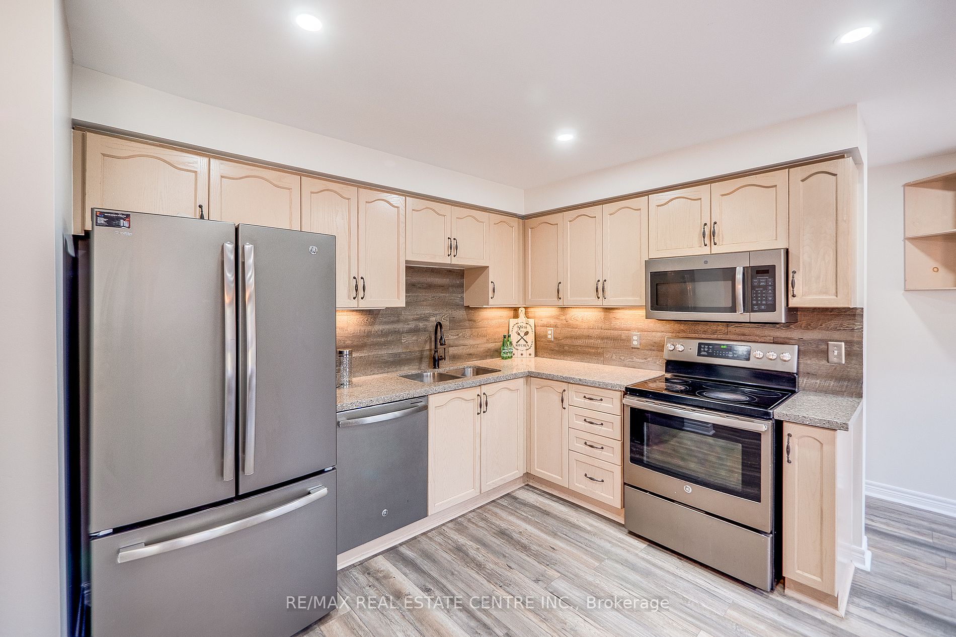 118 Mowat Cres