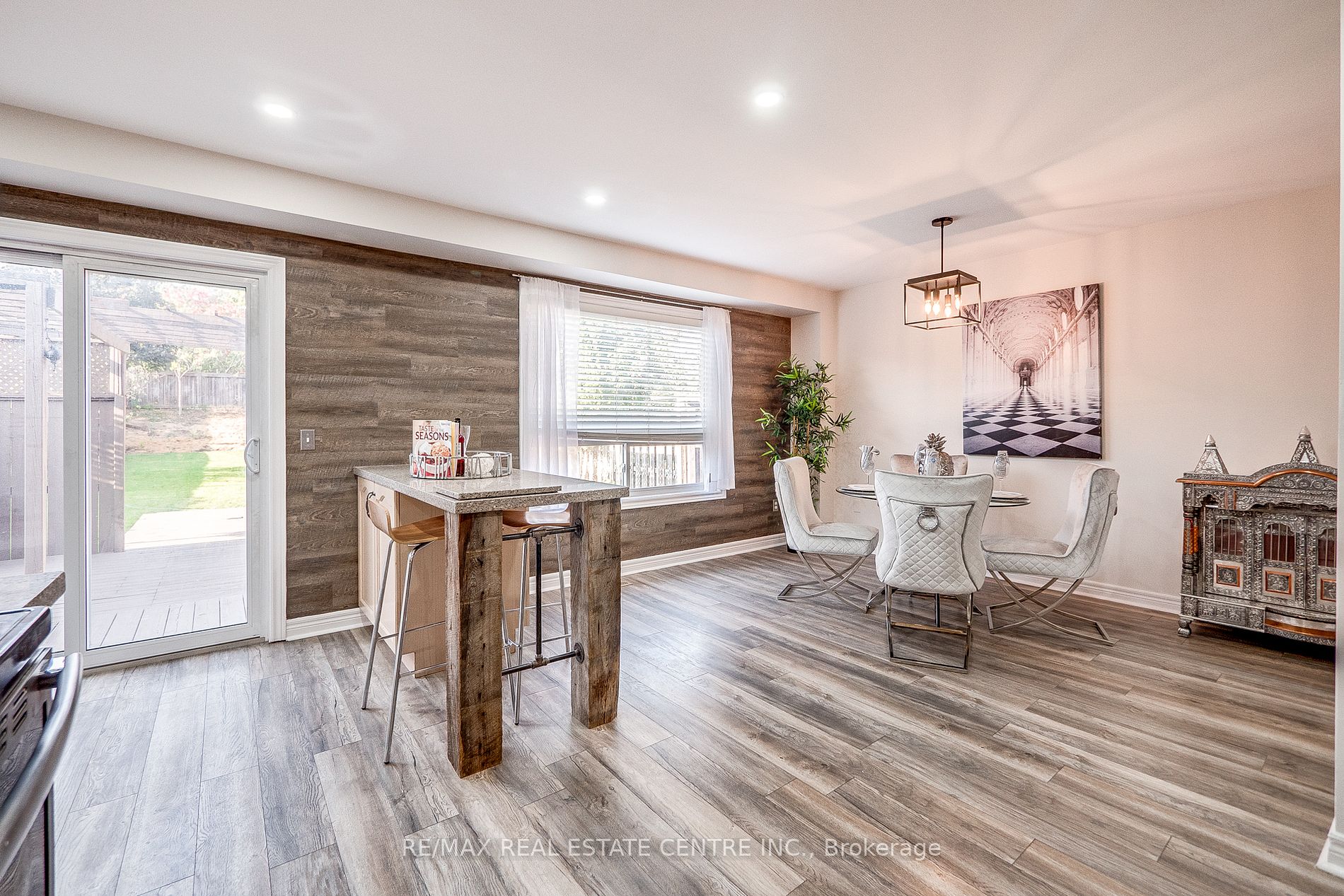 118 Mowat Cres