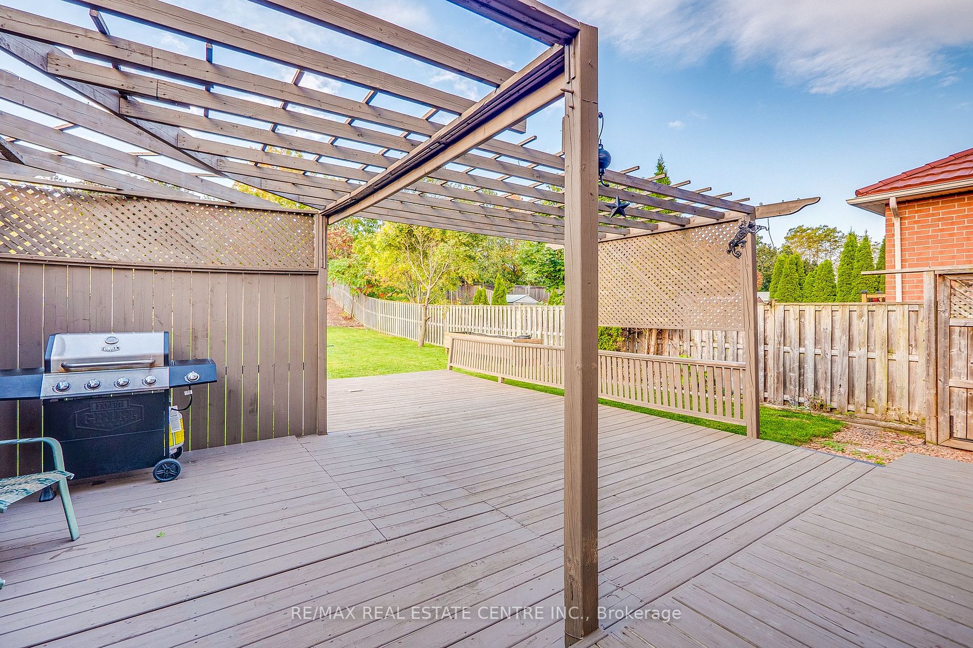 118 Mowat Cres