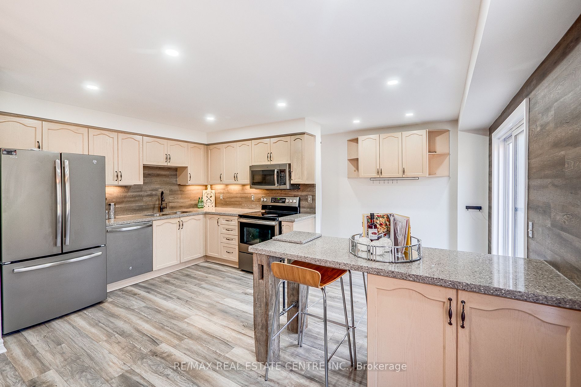 118 Mowat Cres