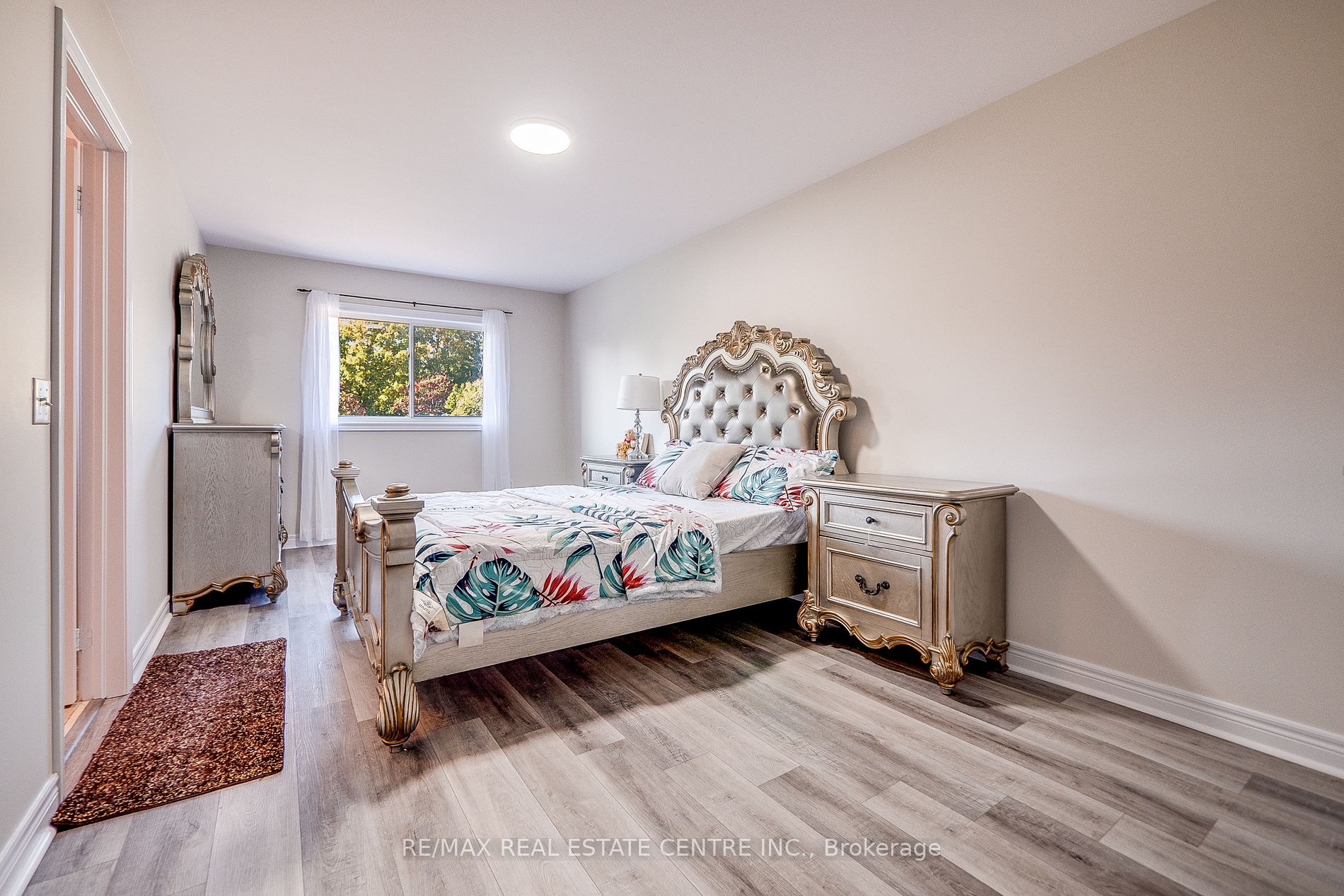 118 Mowat Cres