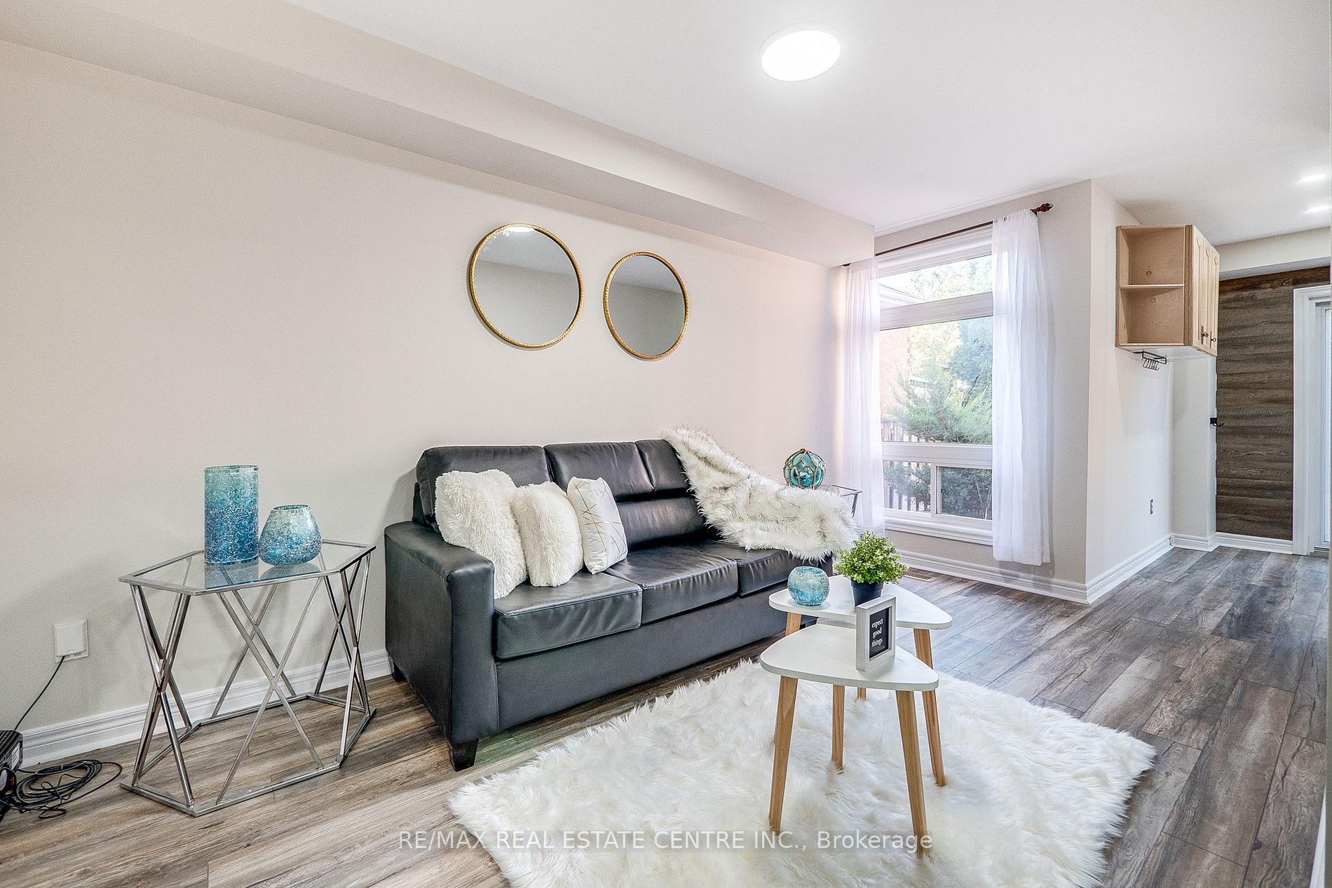 118 Mowat Cres