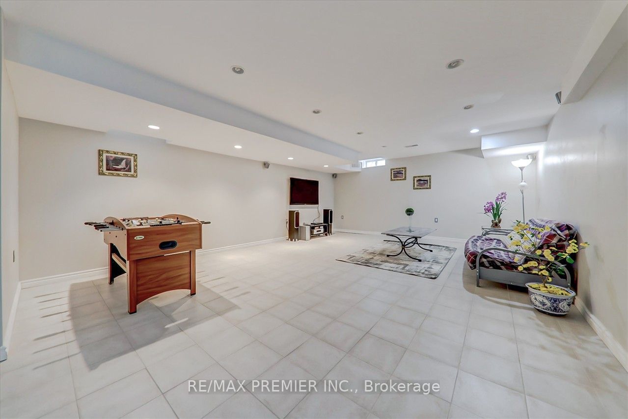 926 Ledbury Cres