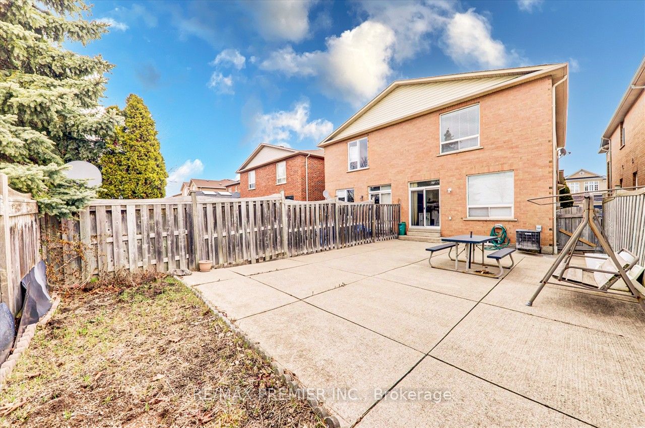 926 Ledbury Cres
