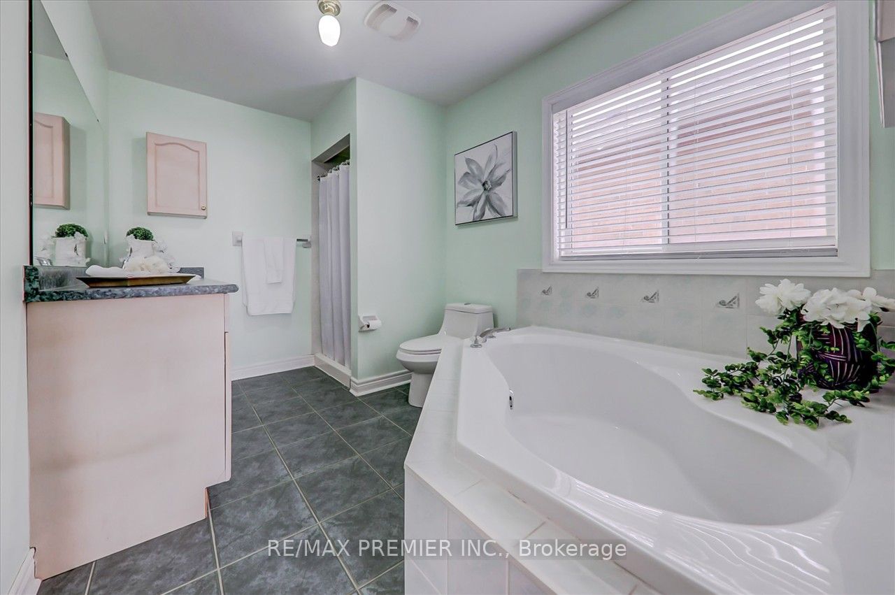 926 Ledbury Cres