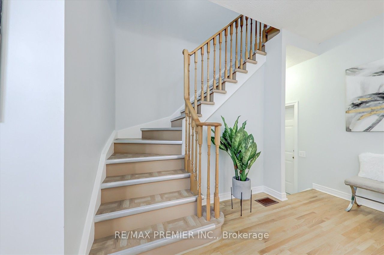 926 Ledbury Cres