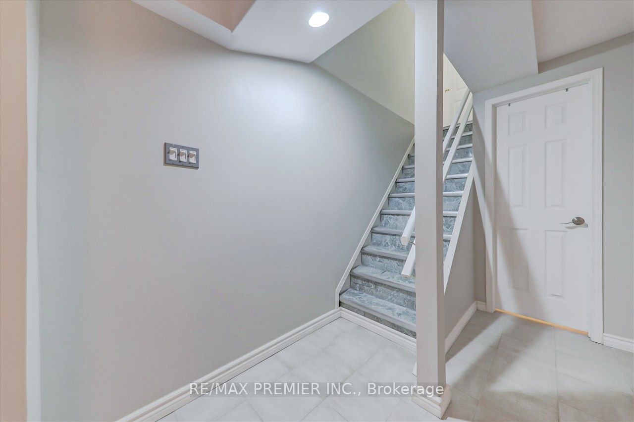 926 Ledbury Cres