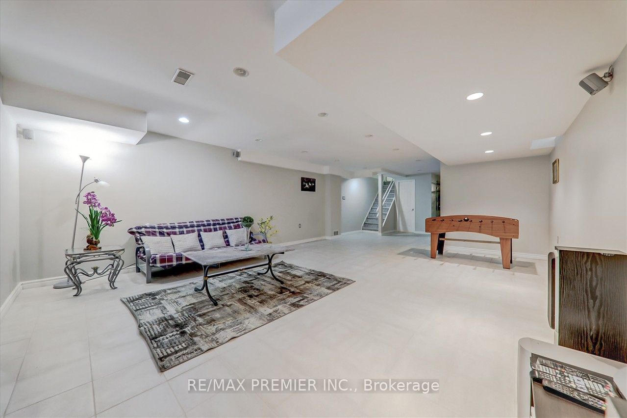 926 Ledbury Cres