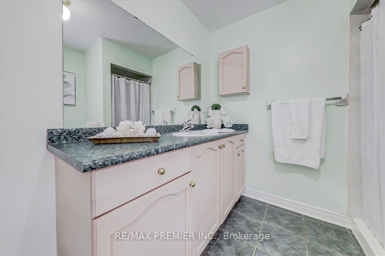 926 Ledbury Cres
