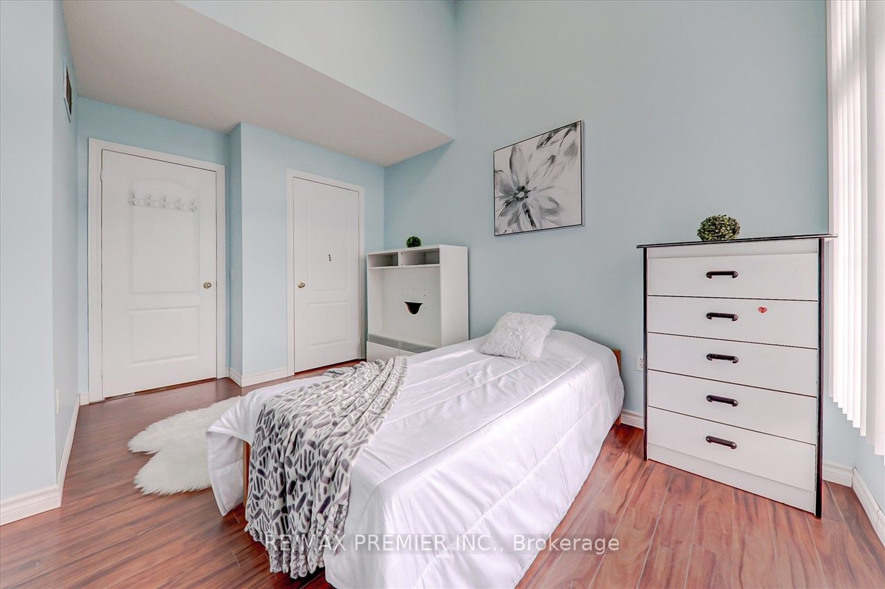 926 Ledbury Cres