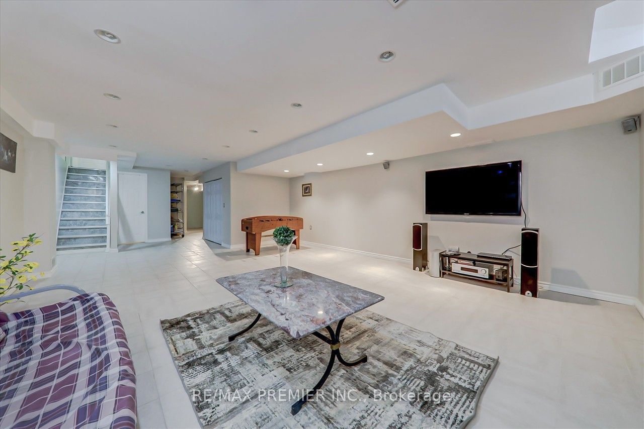 926 Ledbury Cres