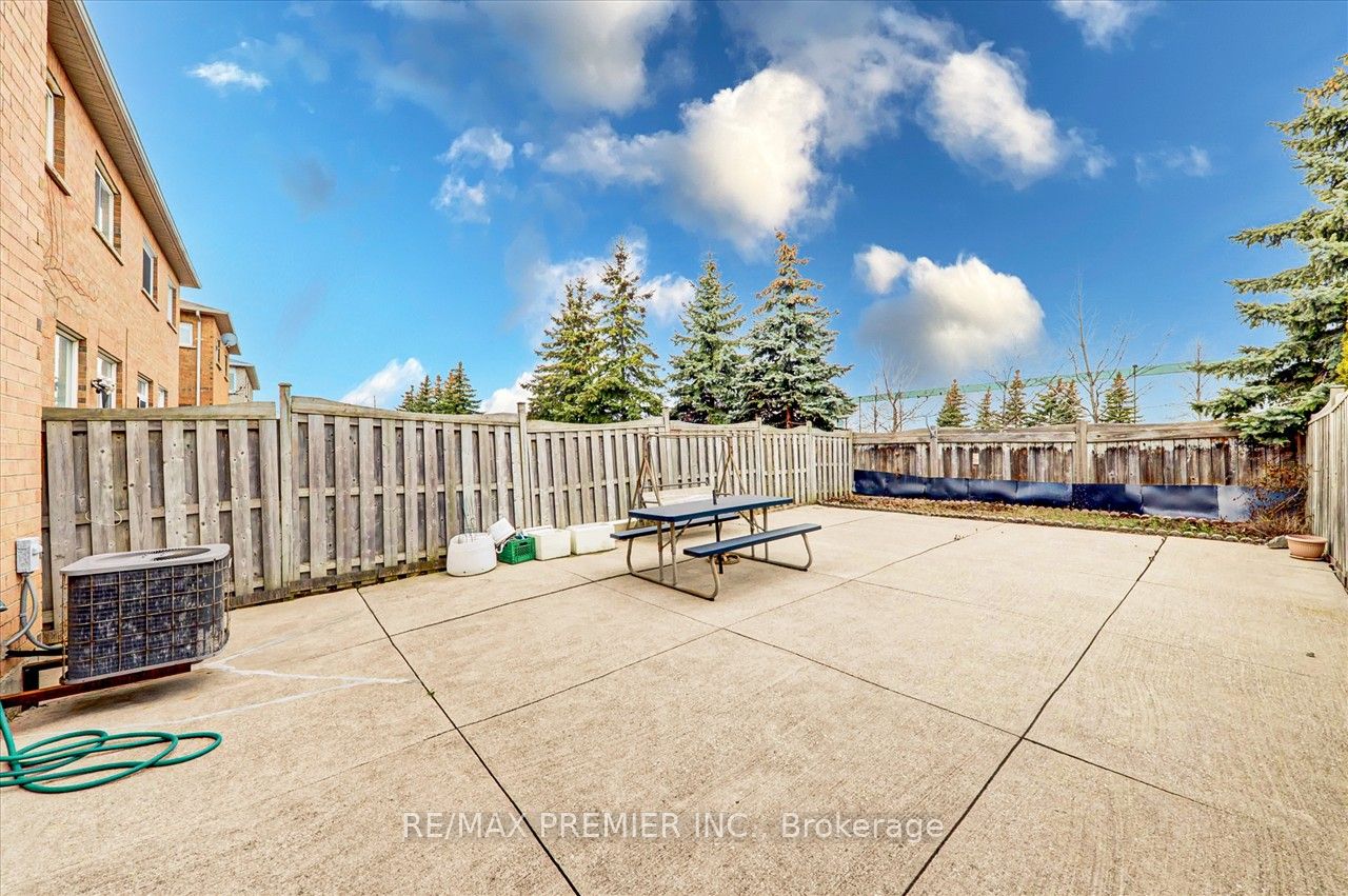 926 Ledbury Cres