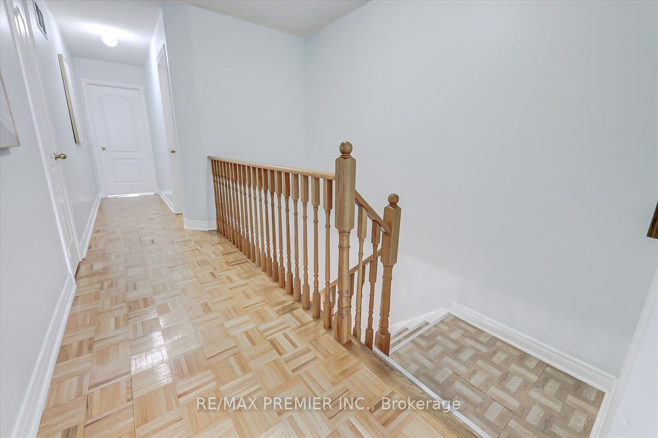 926 Ledbury Cres