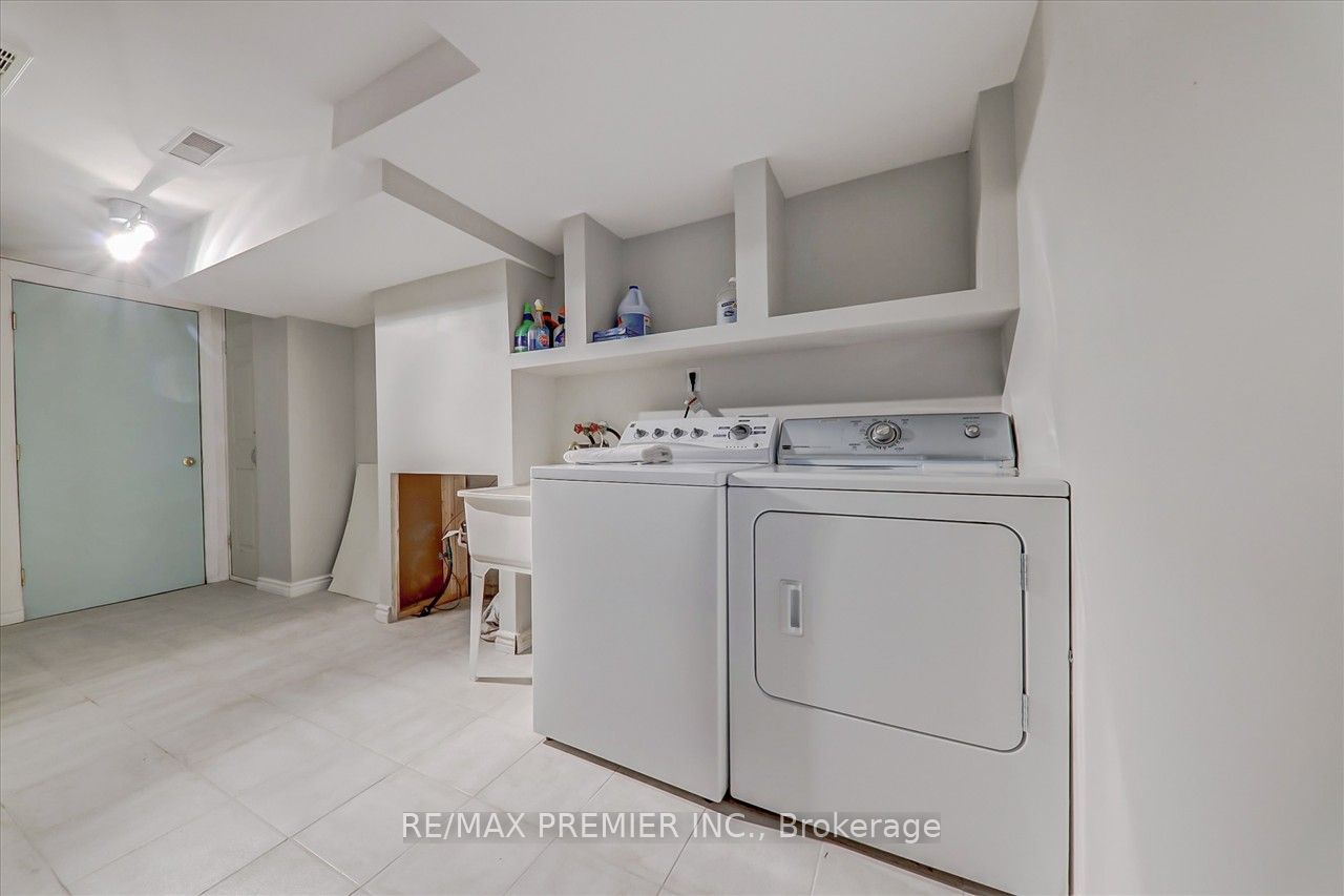 926 Ledbury Cres