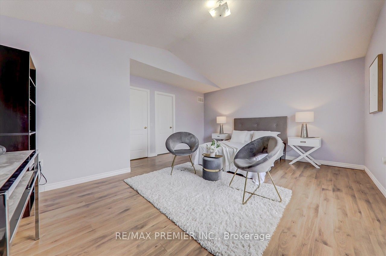 926 Ledbury Cres