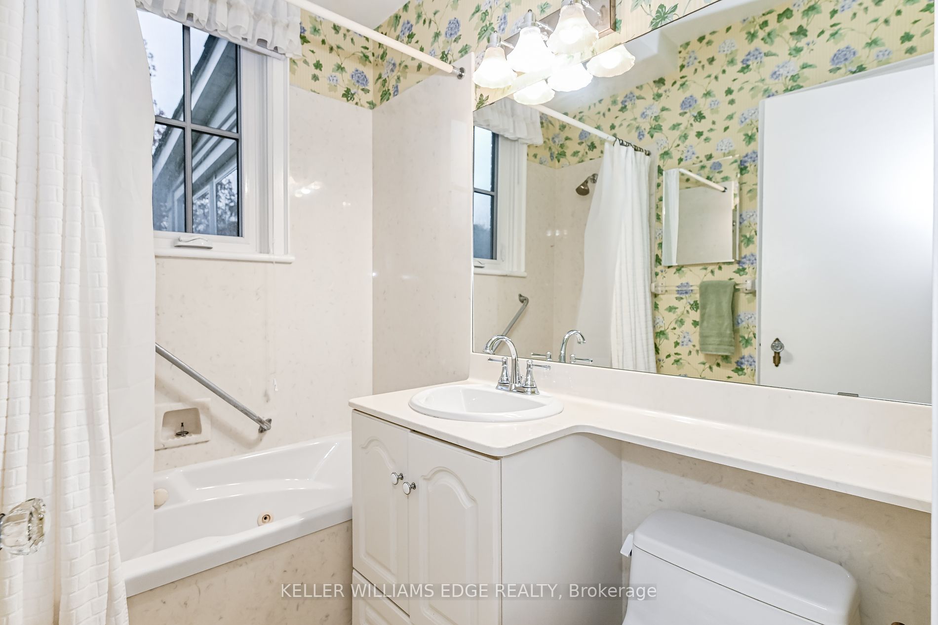978 North Shore Boulevard W