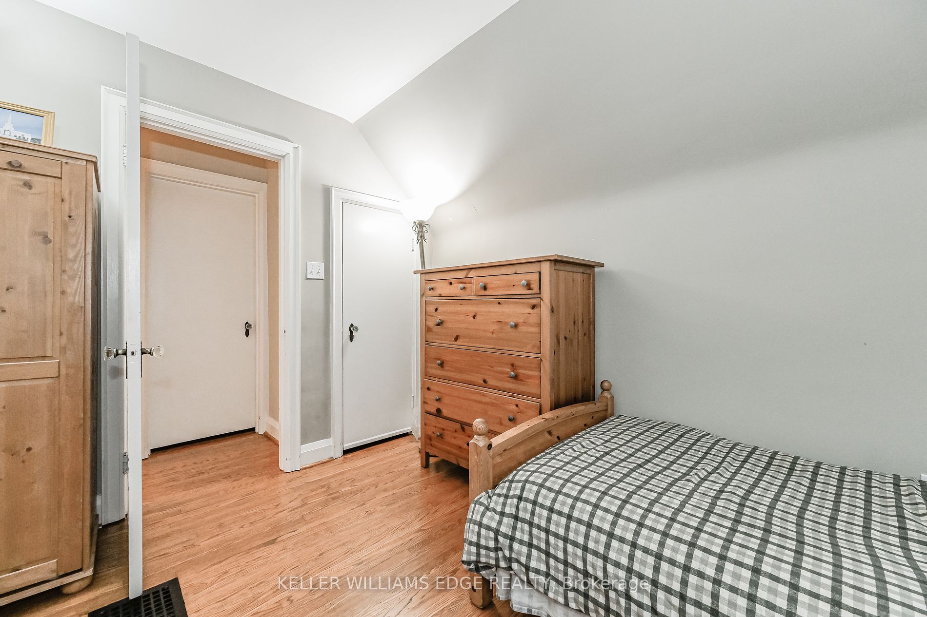 978 North Shore Boulevard W