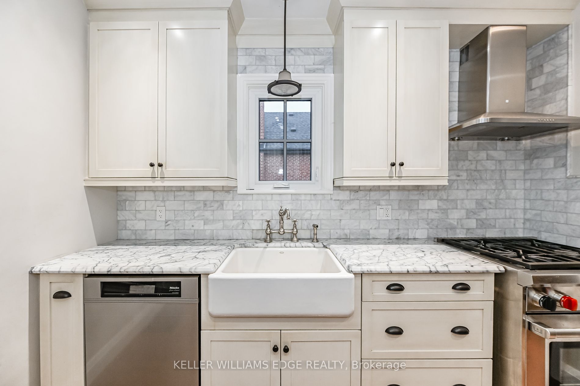 978 North Shore Boulevard W