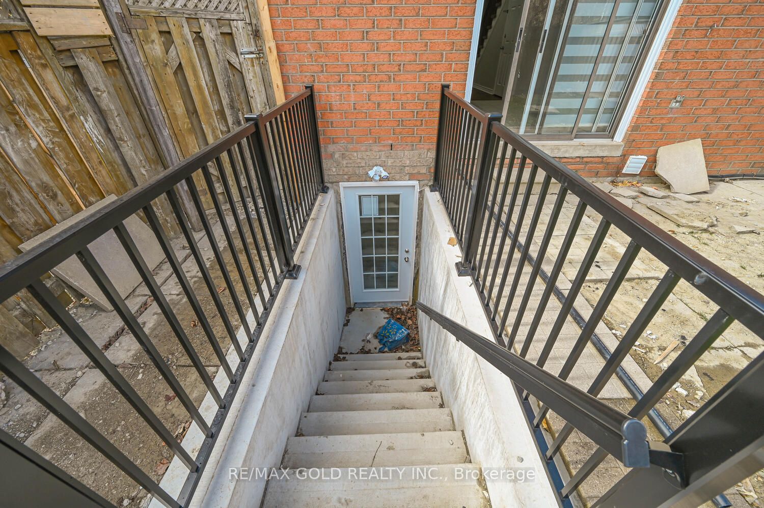 24 Softneedle Ave