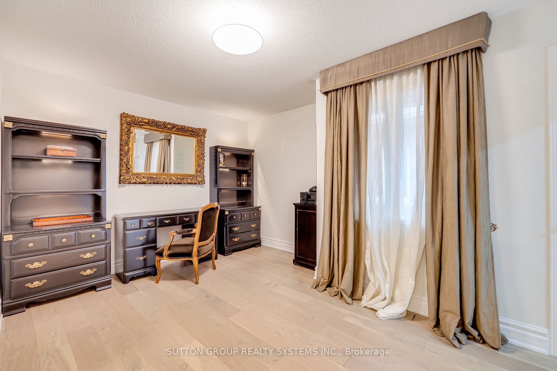 889 Stoutt Cres