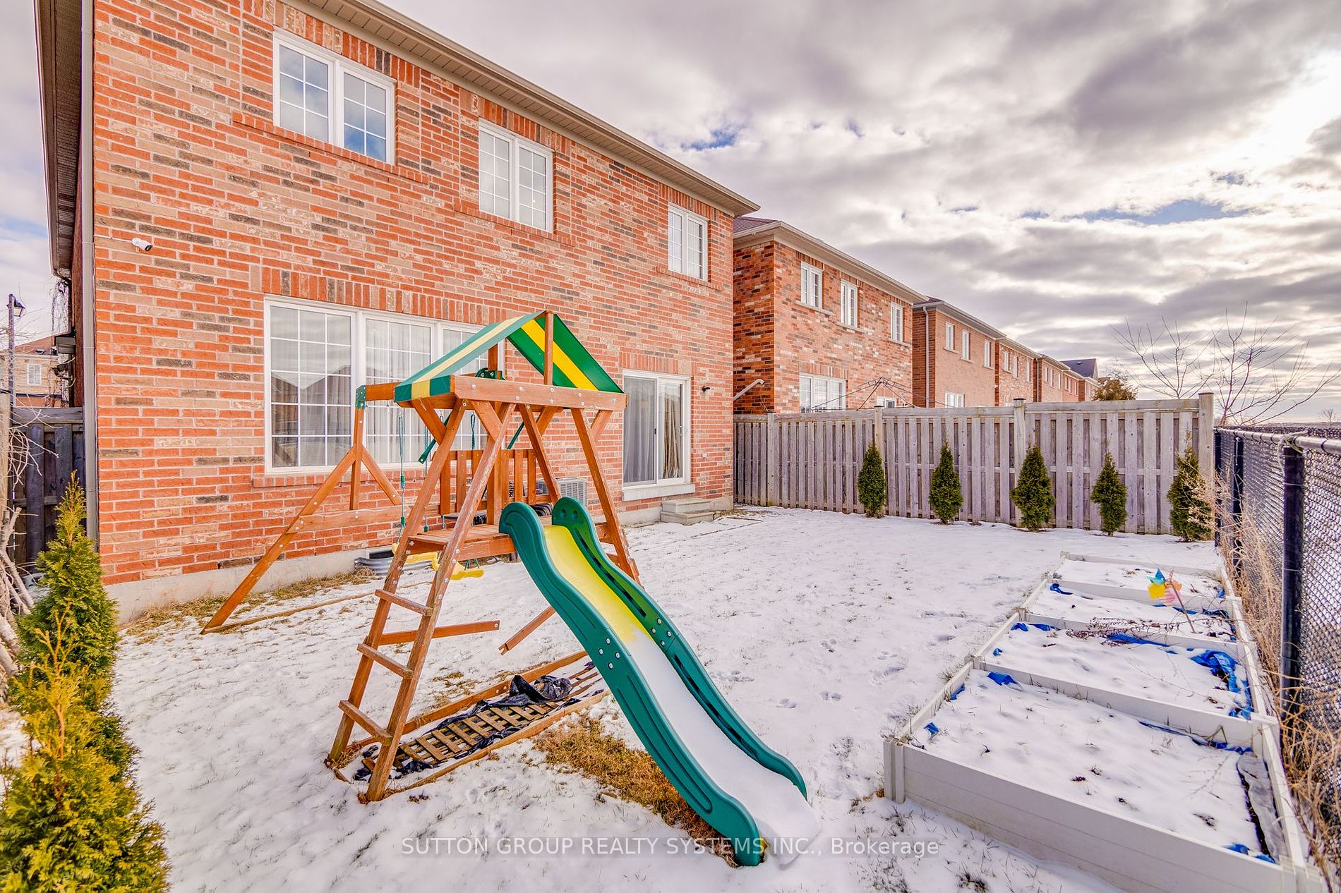 889 Stoutt Cres