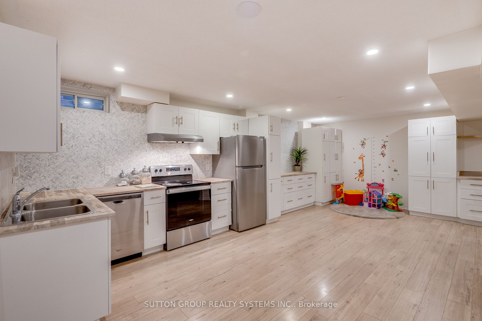 889 Stoutt Cres