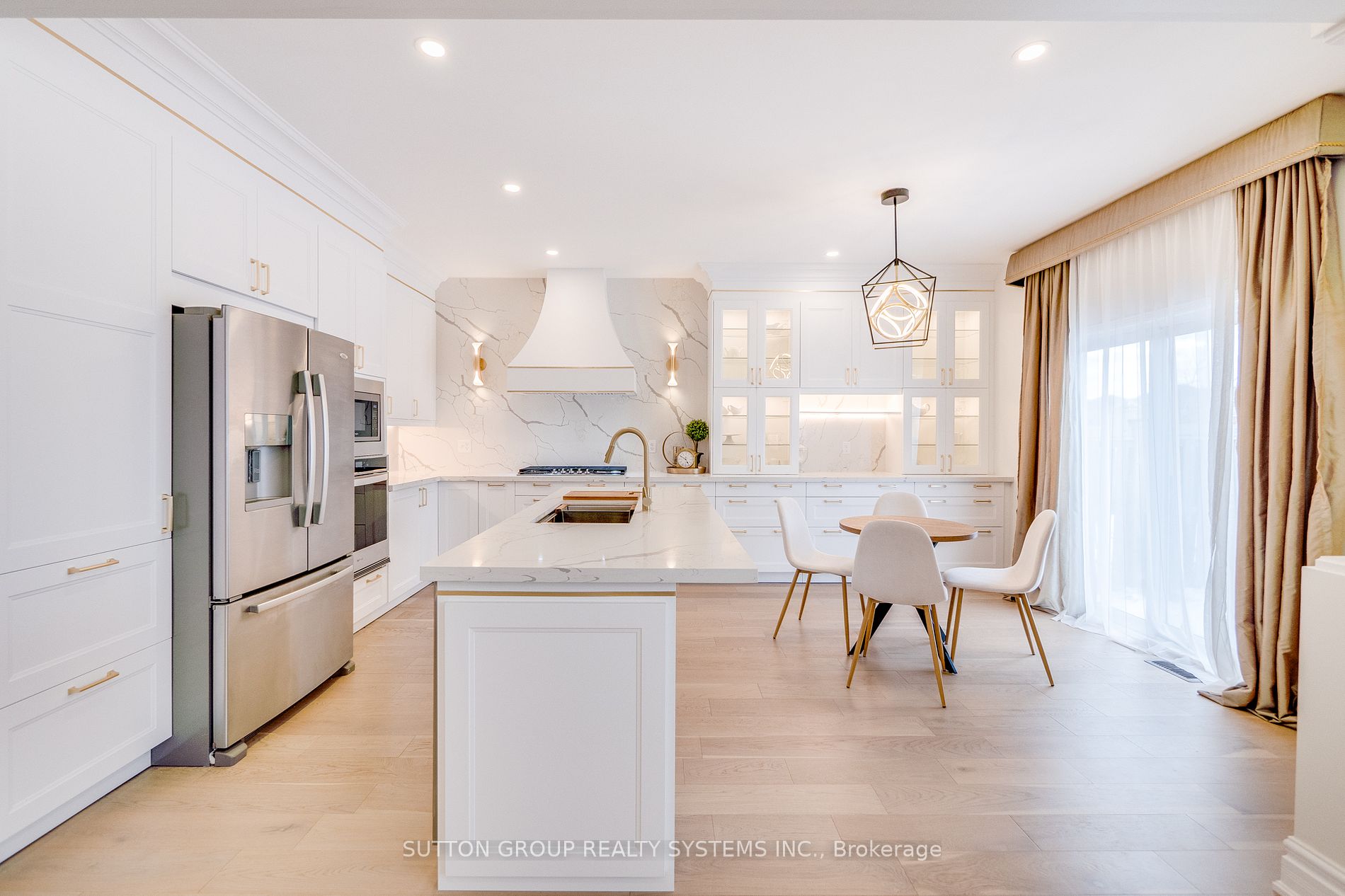 889 Stoutt Cres