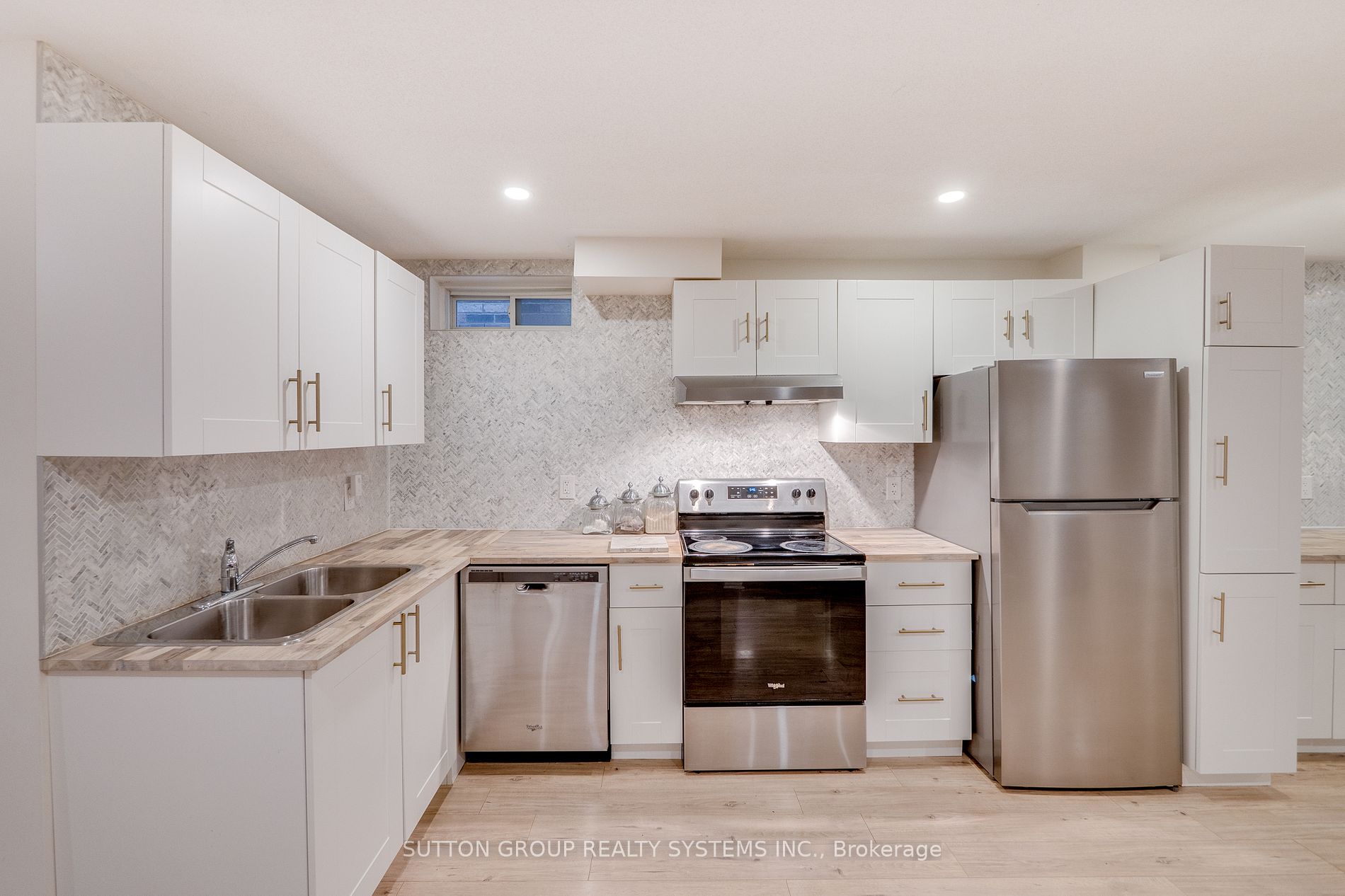 889 Stoutt Cres