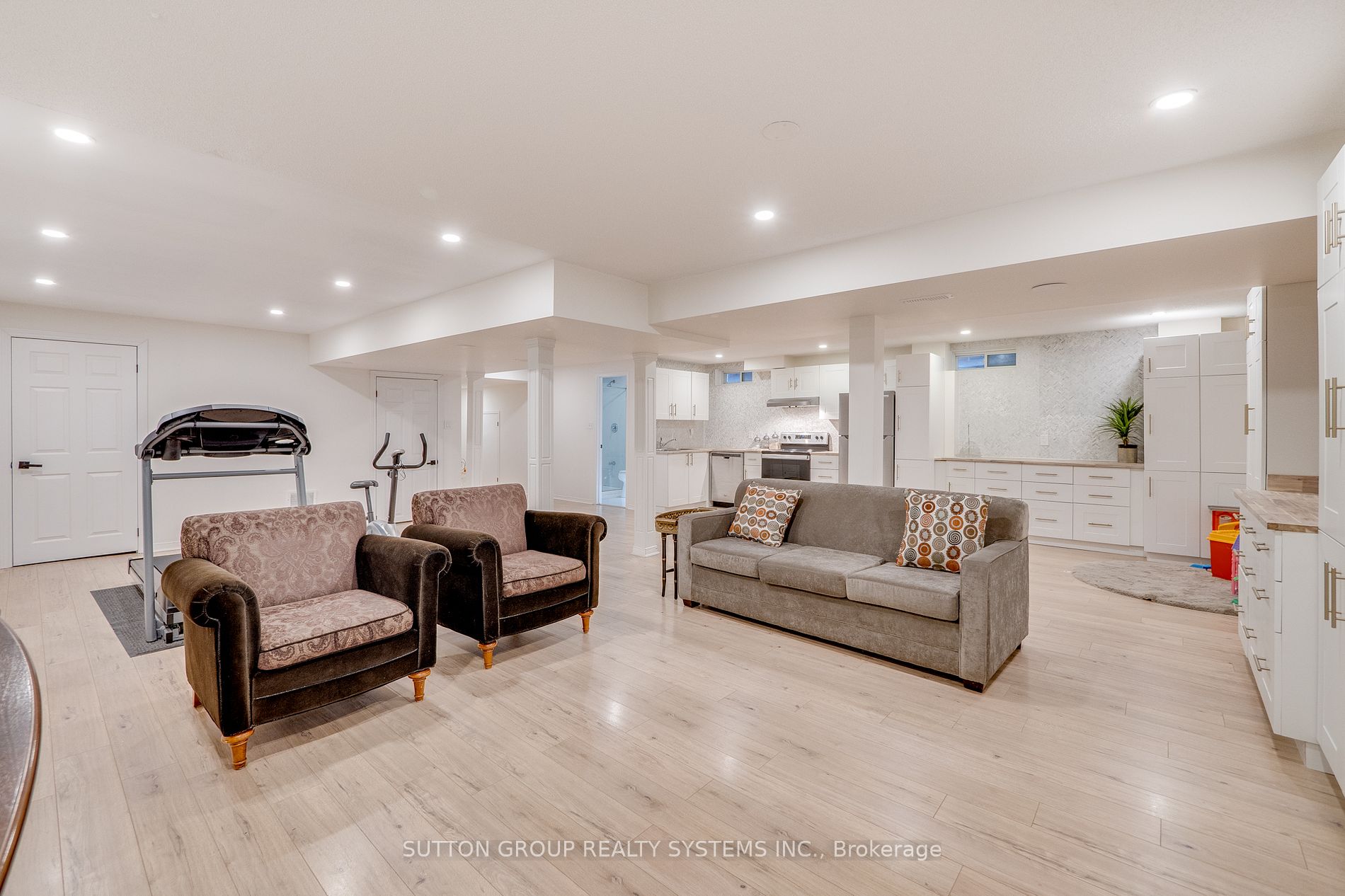 889 Stoutt Cres