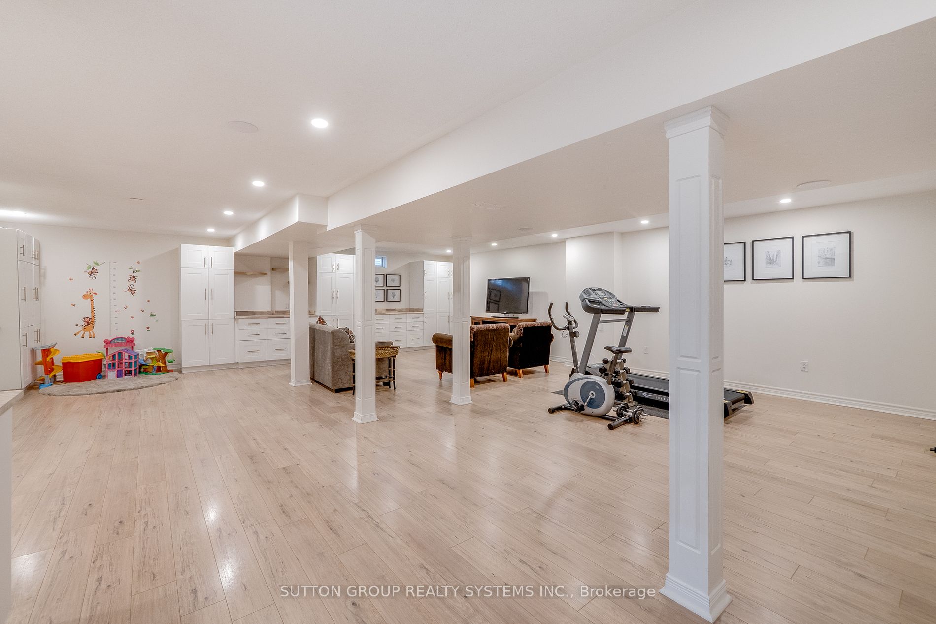 889 Stoutt Cres