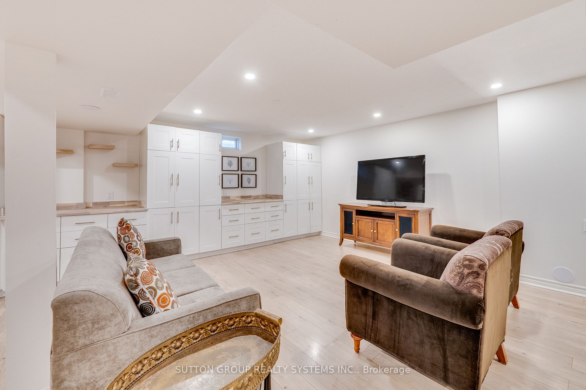 889 Stoutt Cres