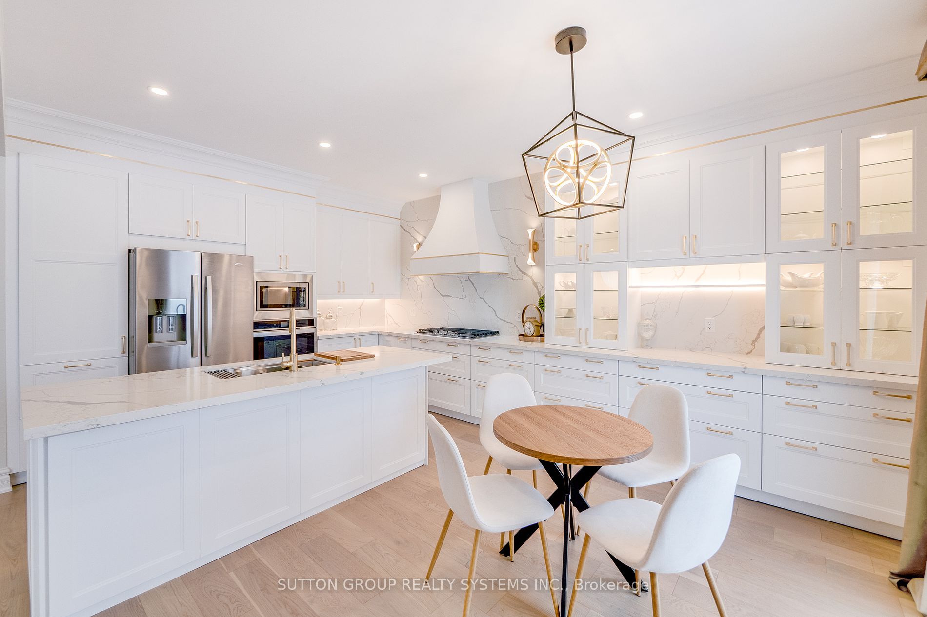889 Stoutt Cres