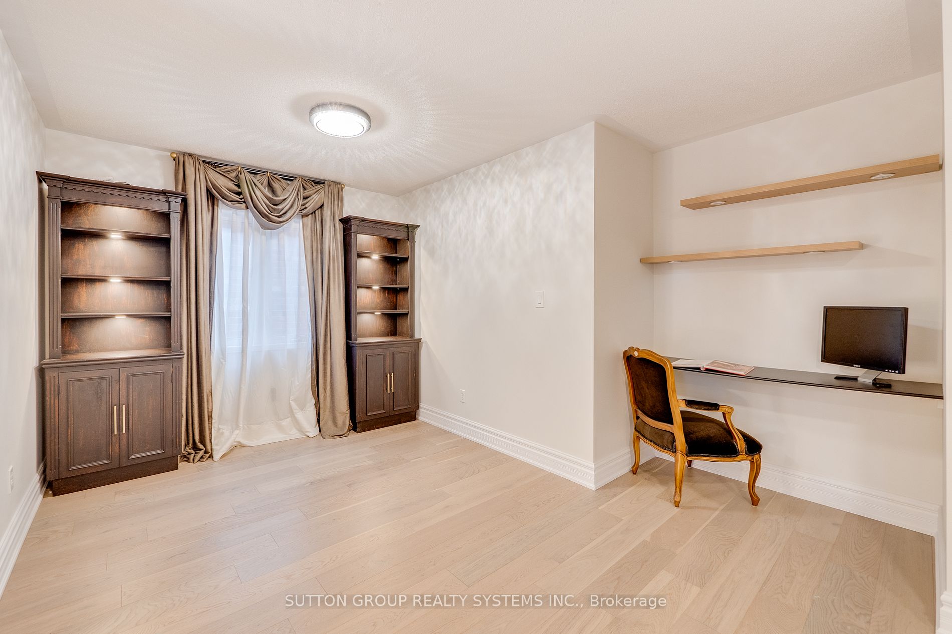 889 Stoutt Cres