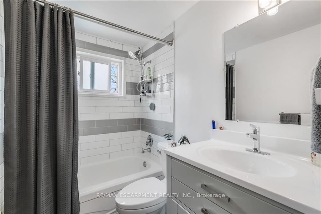 44 Deloraine Dr