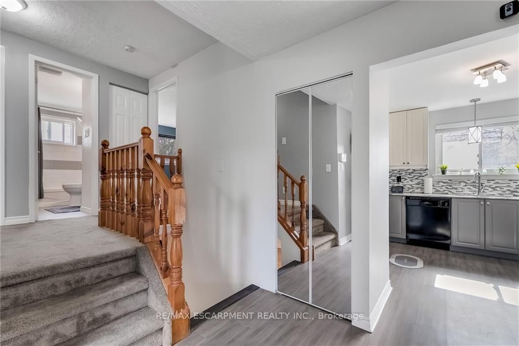 44 Deloraine Dr