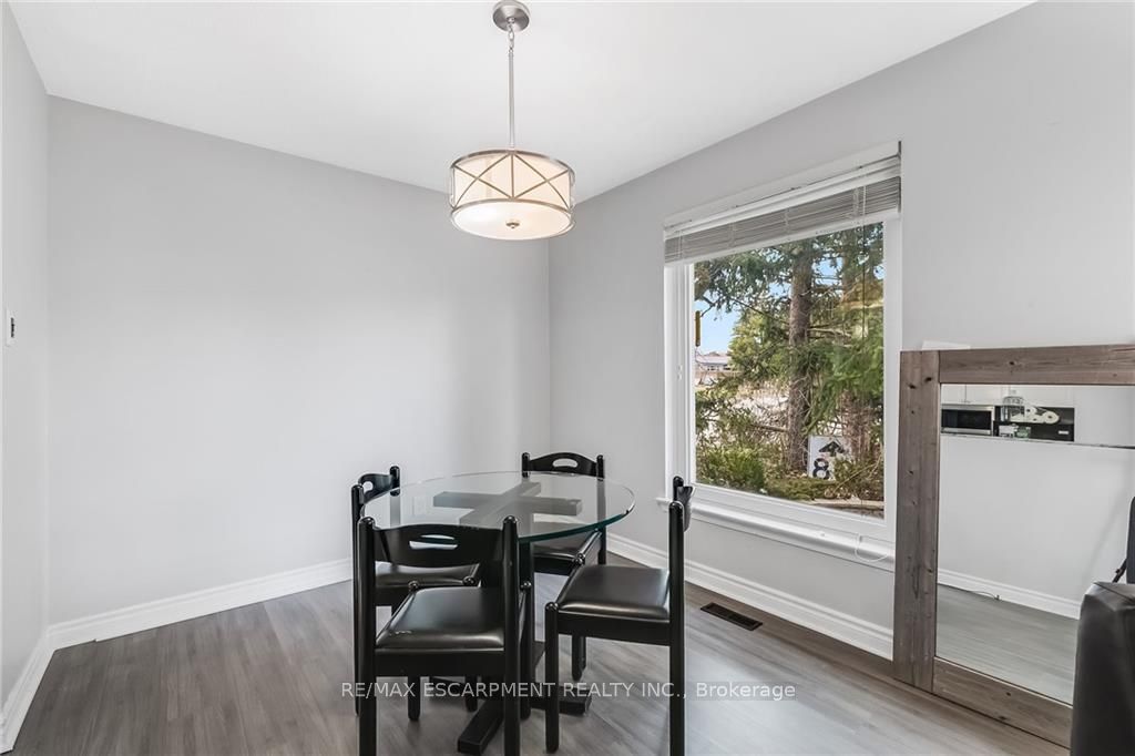 44 Deloraine Dr