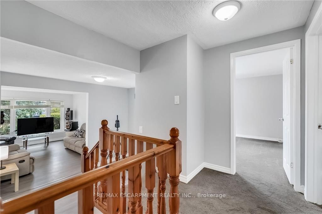 44 Deloraine Dr