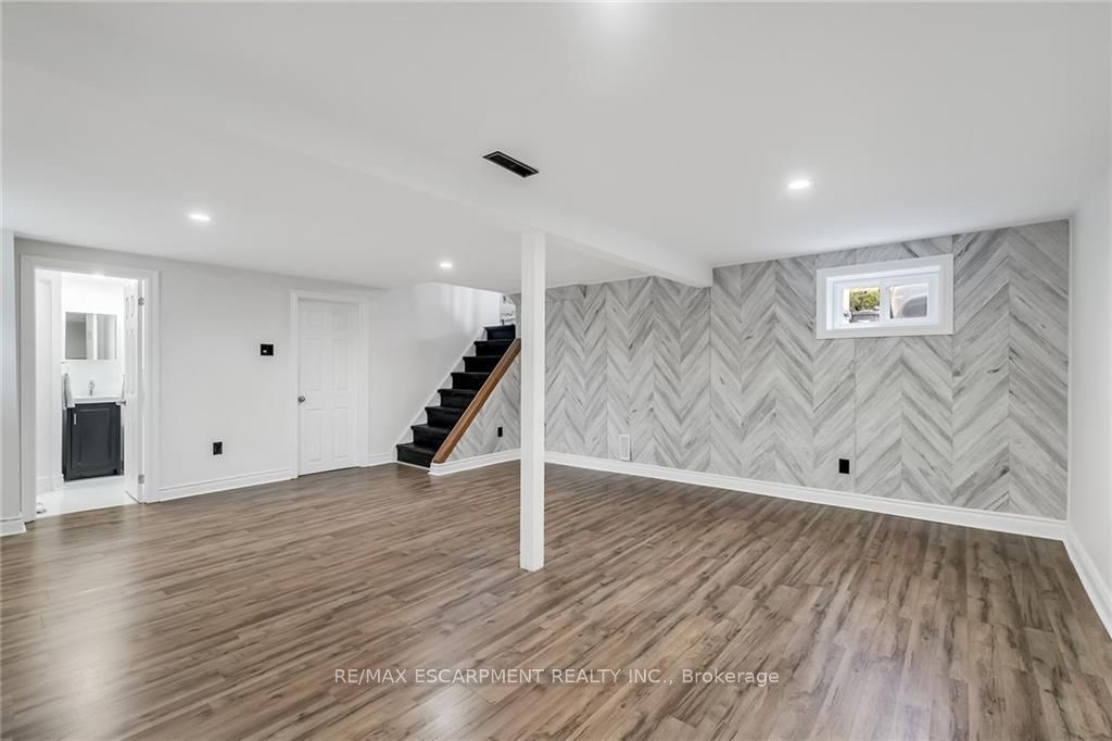 44 Deloraine Dr