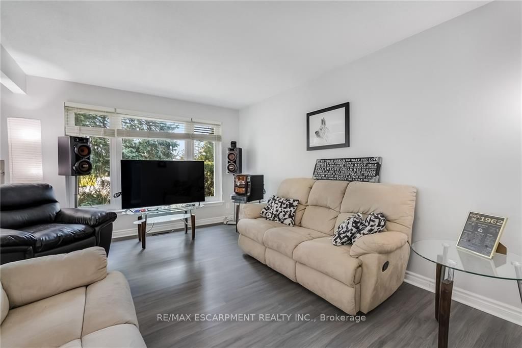 44 Deloraine Dr