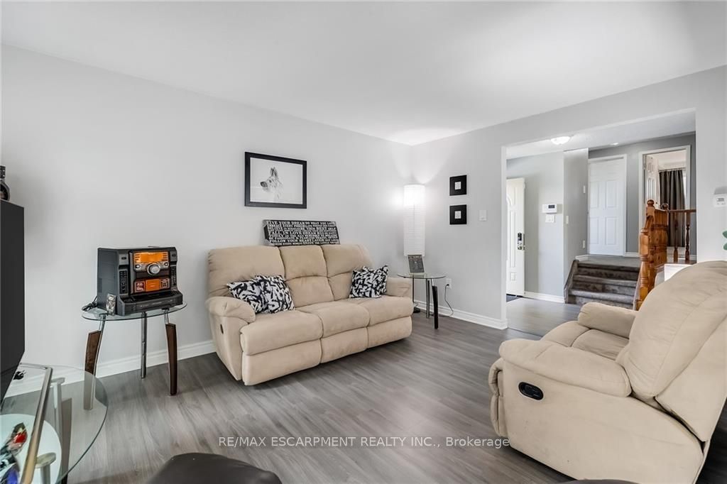 44 Deloraine Dr