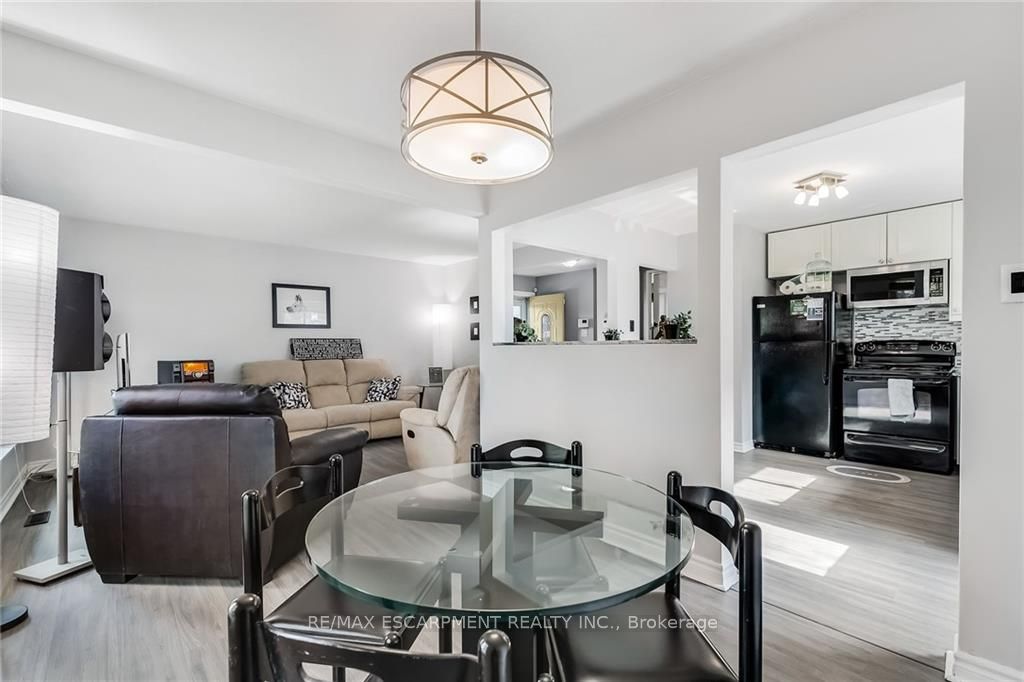 44 Deloraine Dr