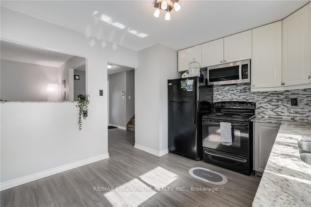 44 Deloraine Dr